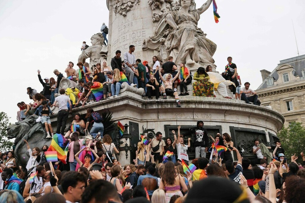 30,000 people turn out for annual Pride march in Paris Neo Politico